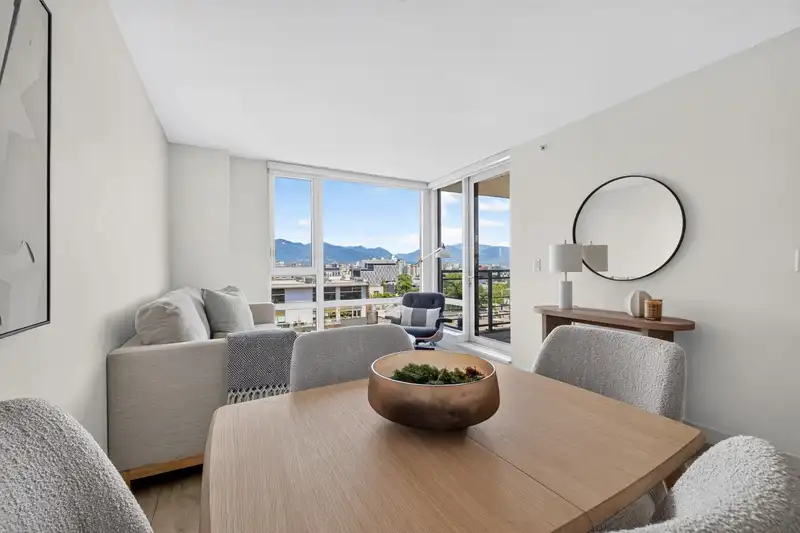 707 238 W BROADWAY - photo 1 of 36