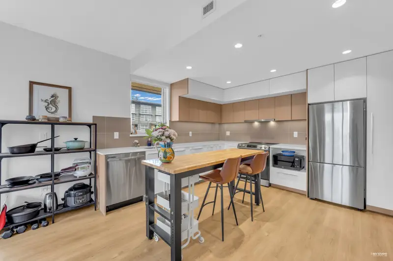 510 9888 UNIVERSITY CRESCENT - photo 4 of 14