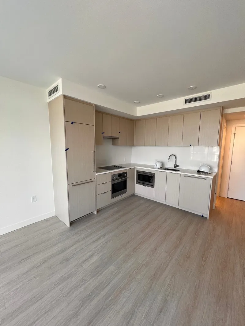 706 13675 107A AVENUE - photo 2 of 7