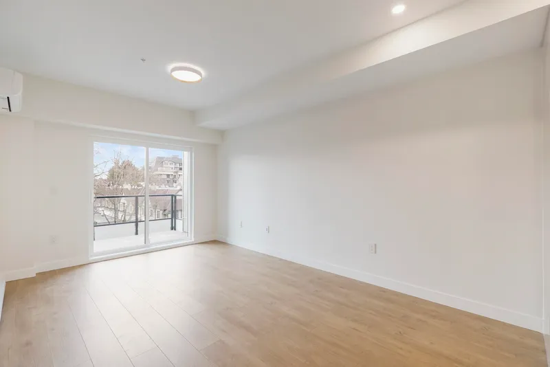 407 15353 17 AVENUE - photo 3 of 25