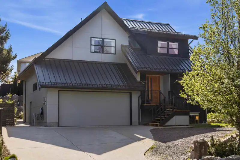 1007 JAY CRESCENT - photo 2 of 38