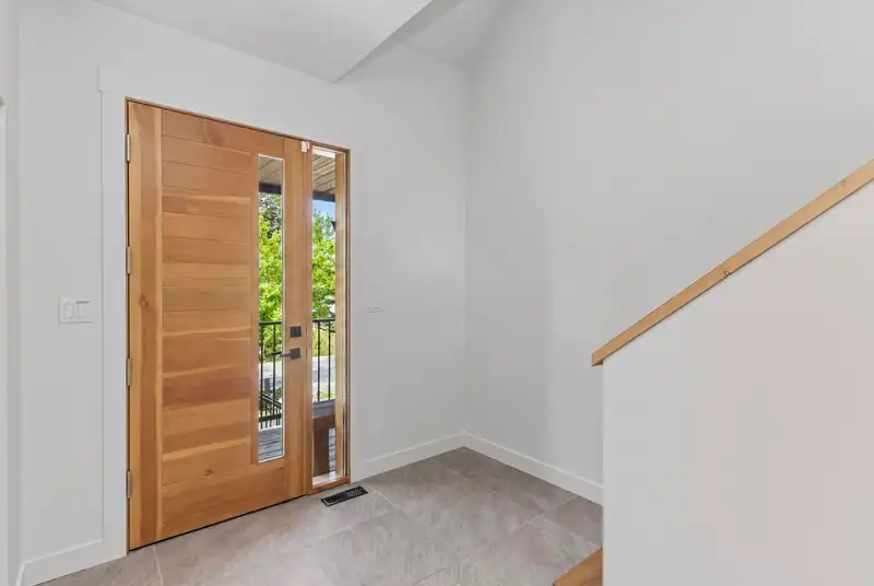 1007 JAY CRESCENT - photo 3 of 38