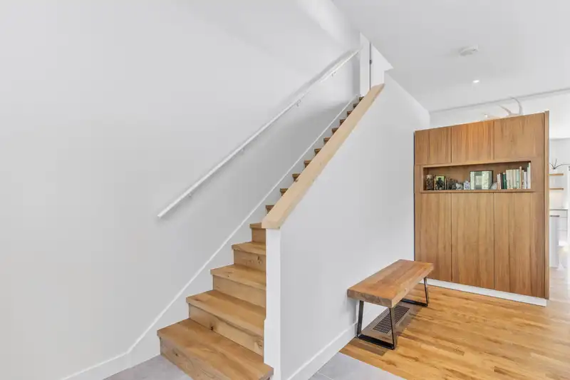 1007 JAY CRESCENT - photo 4 of 38