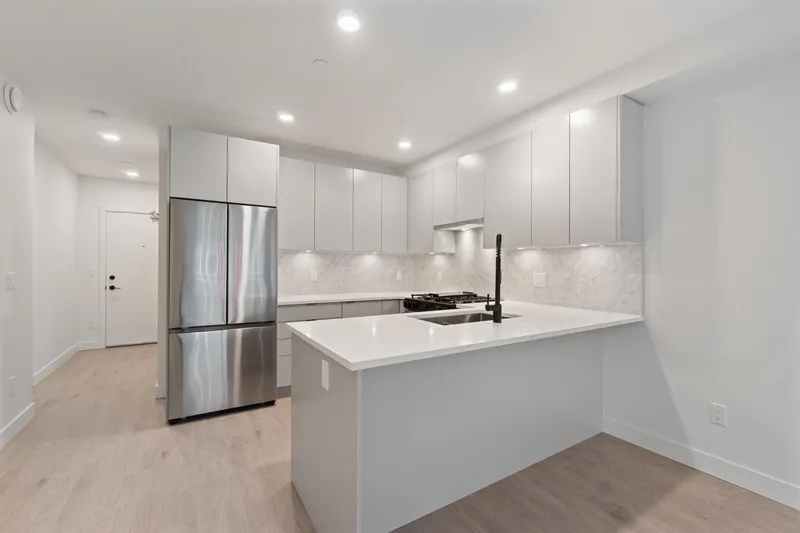 418 13258 105 AVENUE - photo 4 of 25