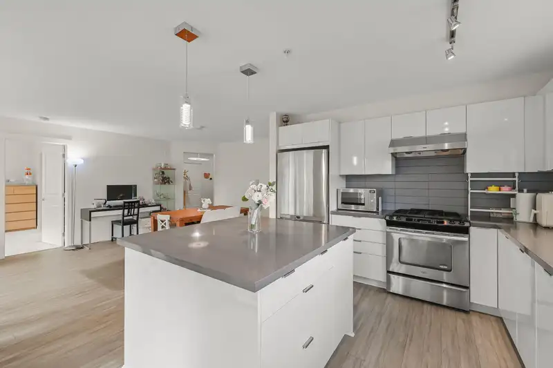 202 3323 151 STREET - photo 1 of 35