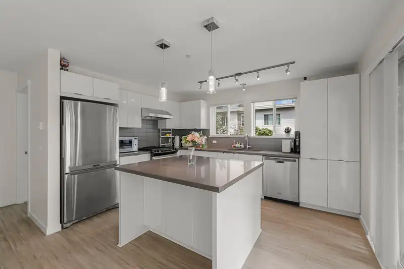 202 3323 151 STREET - photo 2 of 35