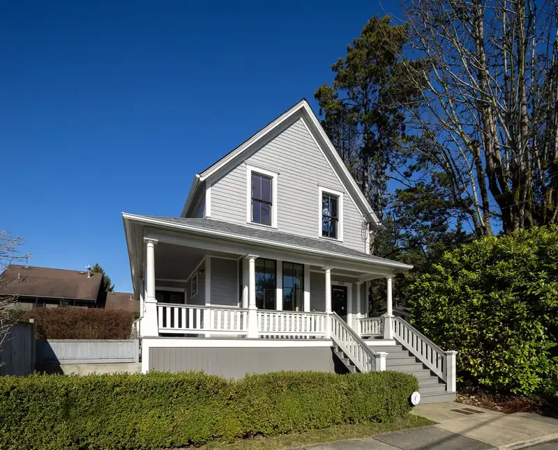 109 OAKLAND STREET - photo 1 of 37