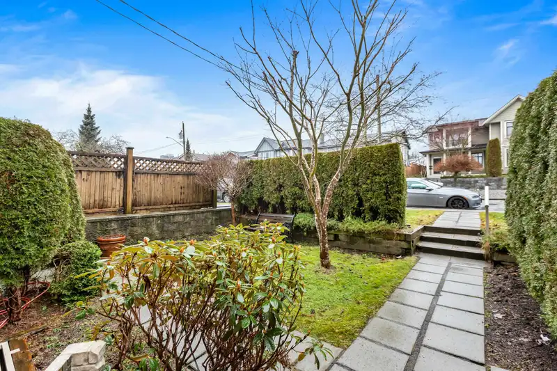 333 E 11TH STREET - photo 2 of 34