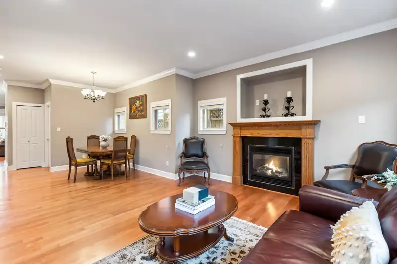 333 E 11TH STREET - photo 4 of 34