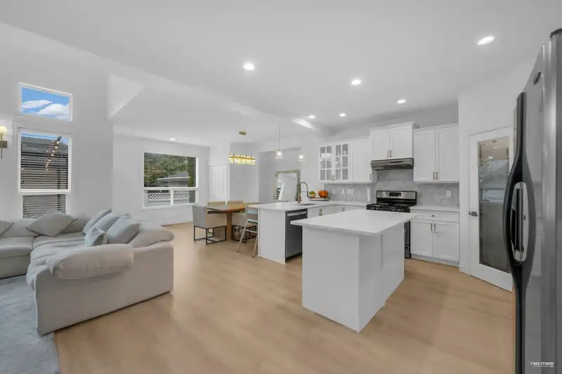 7260 197 STREET - photo 2 of 40