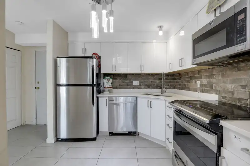 406 13780 76 AVENUE - photo 1 of 27