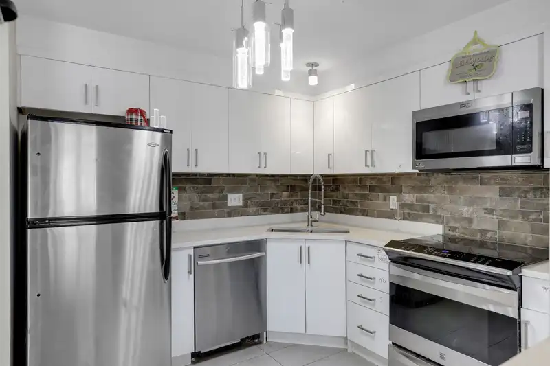 406 13780 76 AVENUE - photo 2 of 27