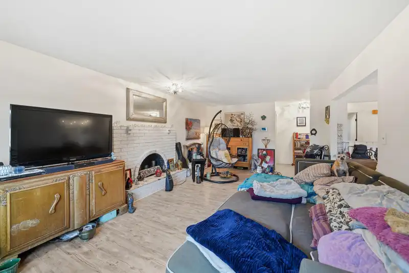 21323 121 AVENUE - photo 3 of 24