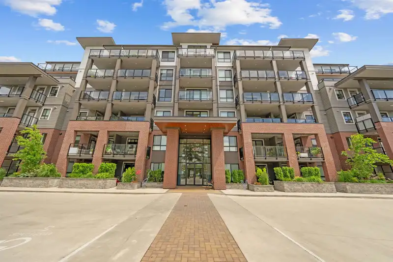 208 45511 CAMPUS DRIVE - photo 1 of 19