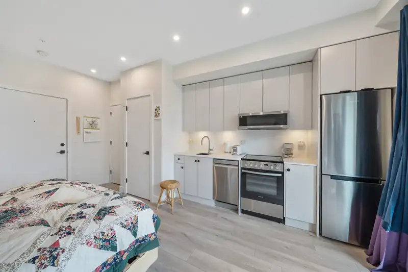208 45511 CAMPUS DRIVE - photo 3 of 19