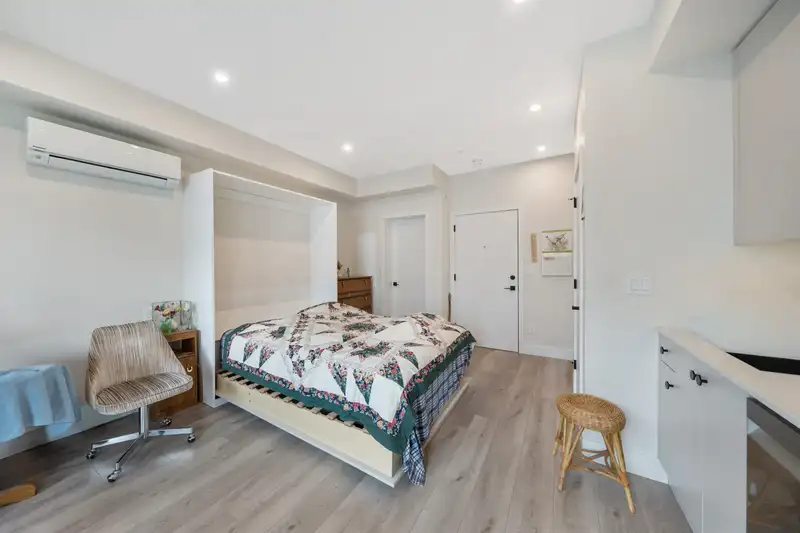 208 45511 CAMPUS DRIVE - photo 4 of 19
