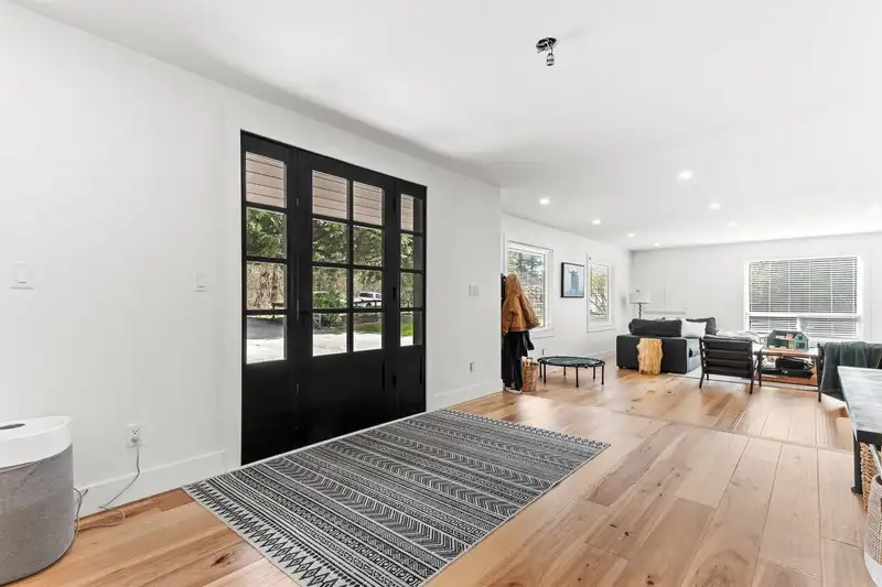 7025 HESSLEA CRESCENT - photo 3 of 40