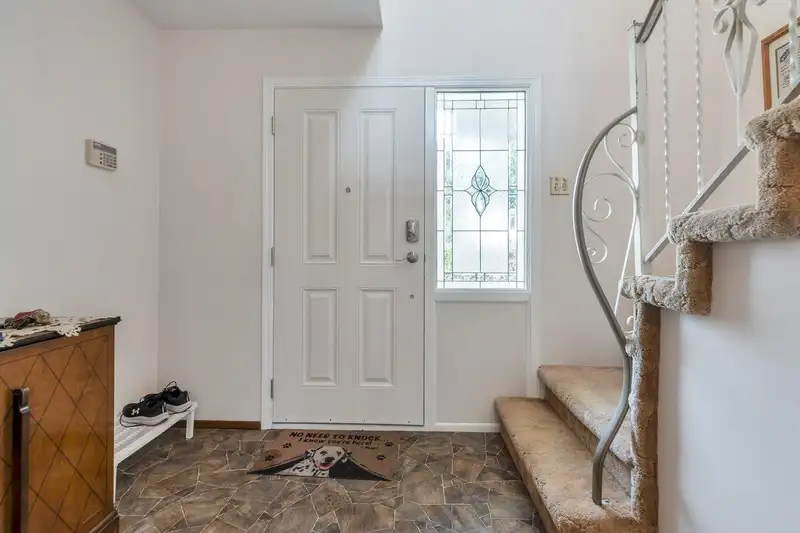 32640 LONSDALE CRESCENT - photo 3 of 40