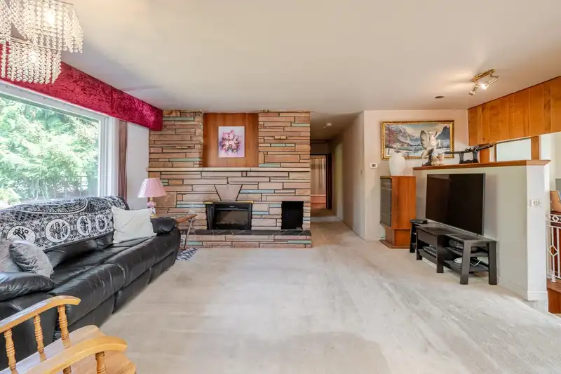 14328 88 AVENUE - photo 4 of 40