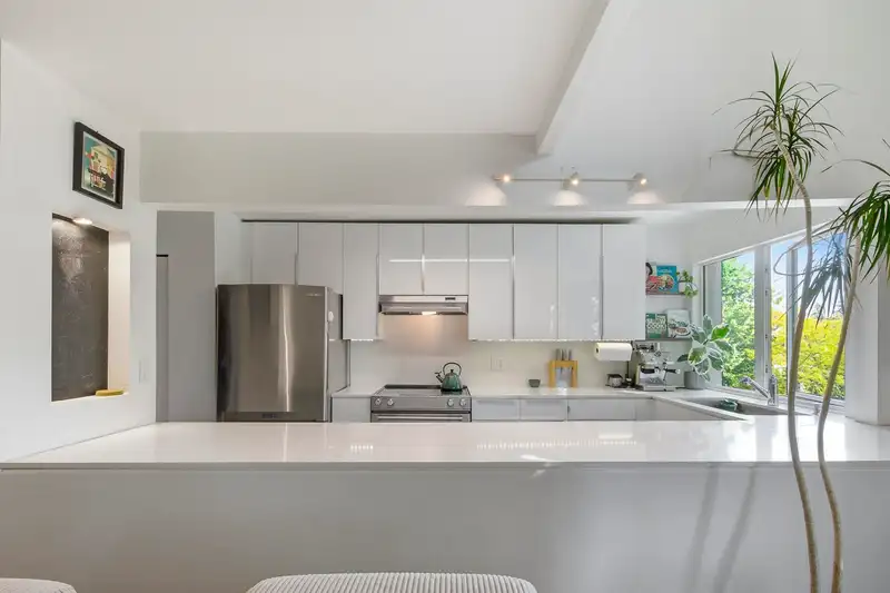 201 3465 GLEN DRIVE - photo 2 of 30