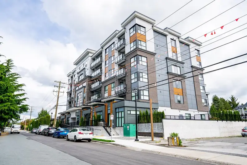 211 20695 EASTLEIGH CRESCENT - photo 1 of 23