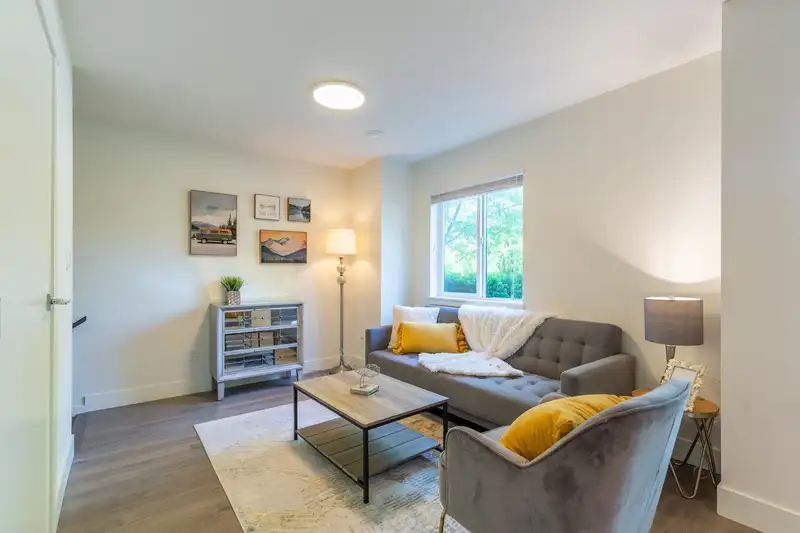 7 15688 28 AVENUE - photo 3 of 40
