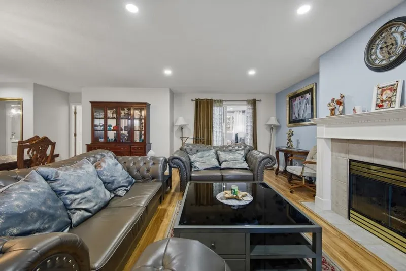 246 13888 70 AVENUE - photo 4 of 25