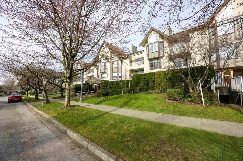 304 1009 HOWAY STREET - photo 2 of 19