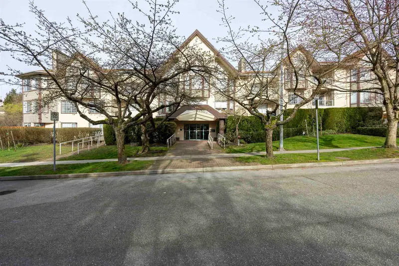 304 1009 HOWAY STREET - photo 3 of 19