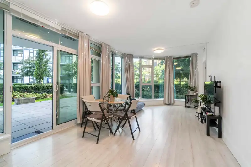 402 7388 KINGSWAY - photo 1 of 37