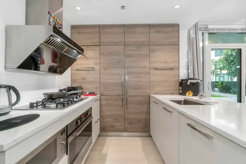 402 7388 KINGSWAY - photo 3 of 37