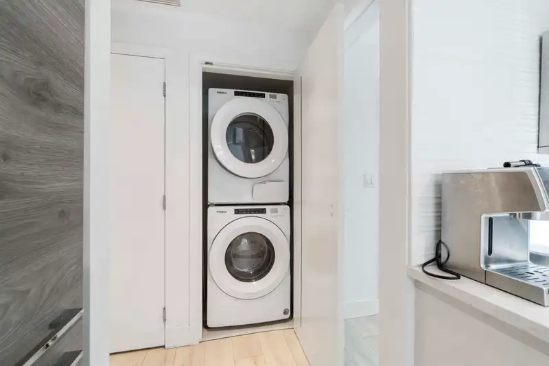 402 7388 KINGSWAY - photo 4 of 37
