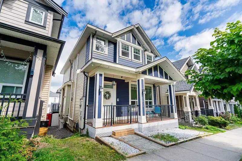 13811 60 AVENUE - photo 3 of 31
