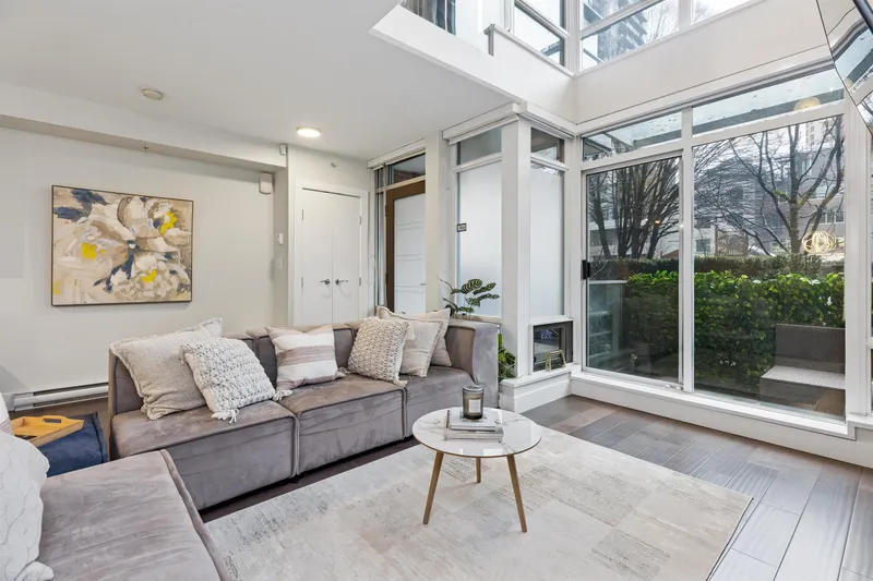 863 RICHARDS STREET - photo 3 of 25