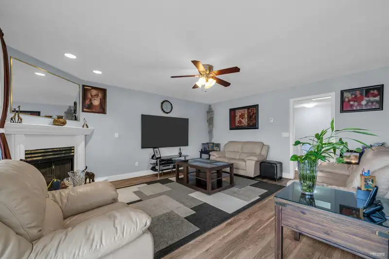12377 64 AVENUE - photo 3 of 40