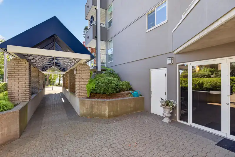 202 15717 MARINE DRIVE - photo 3 of 34