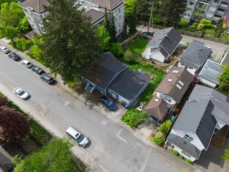 212 MOWAT STREET - photo 3 of 13