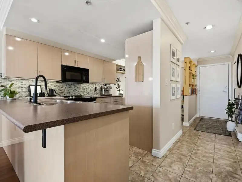 403 212 LONSDALE AVENUE - photo 3 of 22