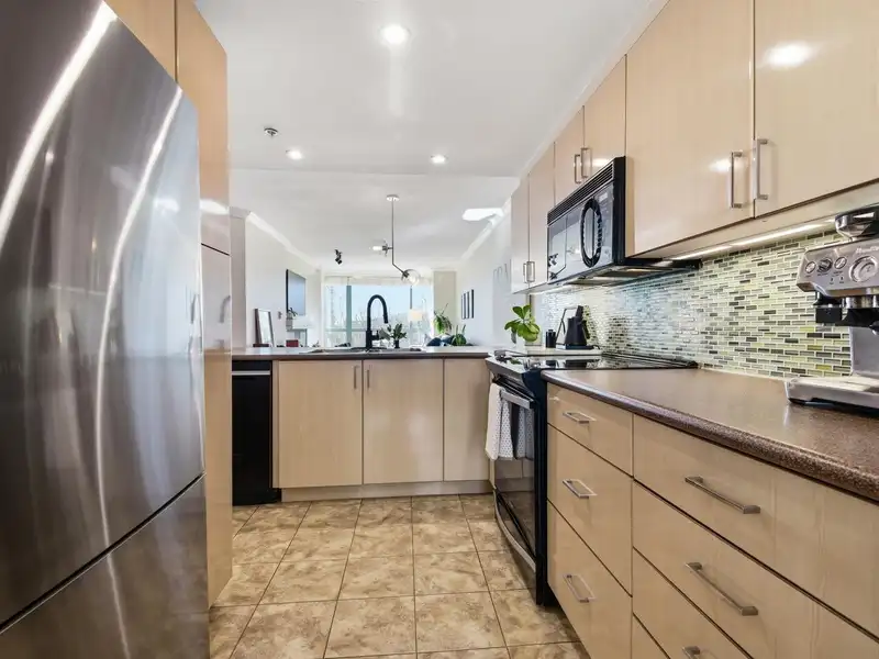 403 212 LONSDALE AVENUE - photo 4 of 22