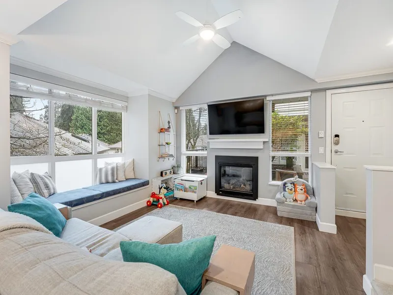 18 1073 LYNN VALLEY ROAD - photo 2 of 21