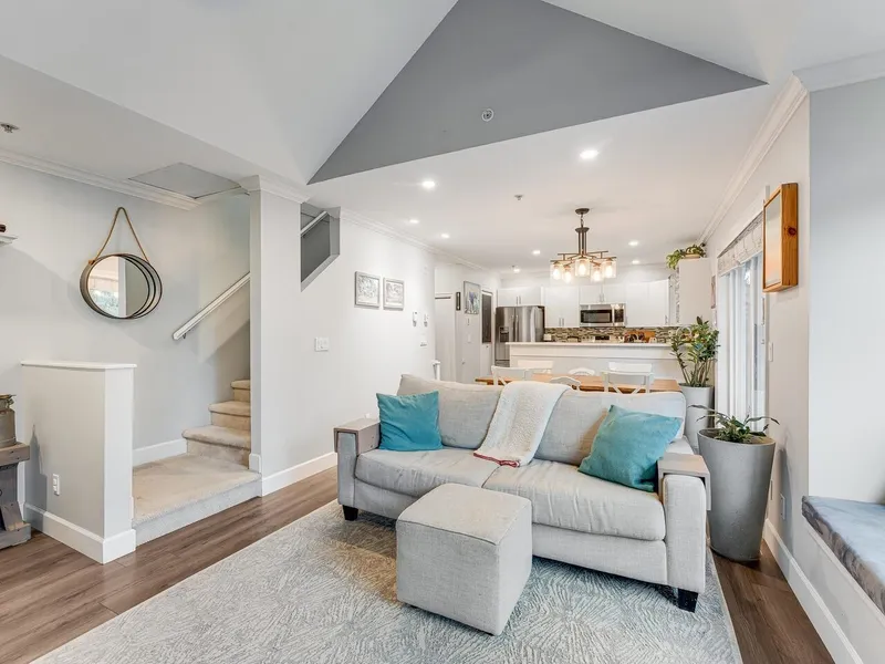 18 1073 LYNN VALLEY ROAD - photo 4 of 21