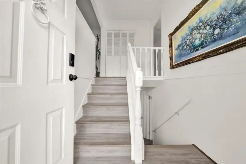 1433 KINGS AVENUE - photo 3 of 31