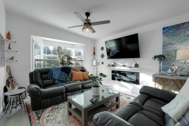 35 1400 164 STREET - photo 2 of 25