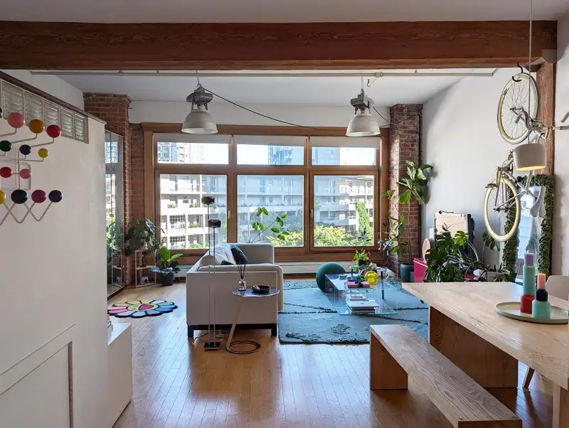 605 518 BEATTY STREET - photo 1 of 8