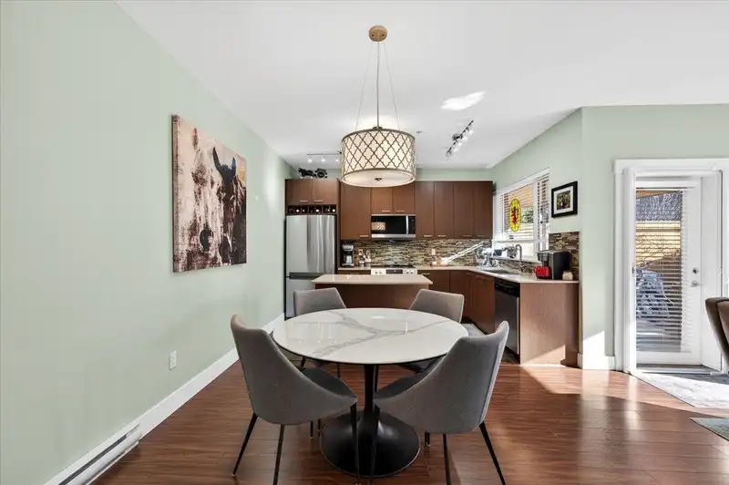 102 2473 ATKINS AVENUE - photo 4 of 31
