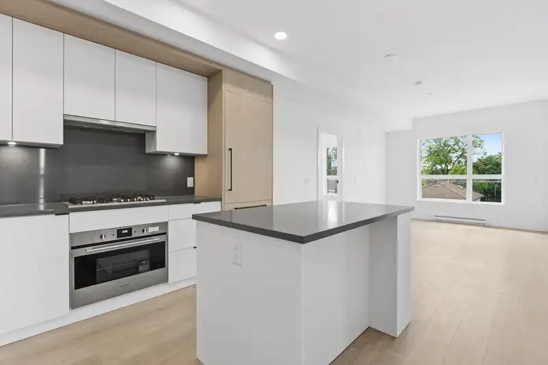 302 2268 E BROADWAY - photo 4 of 16