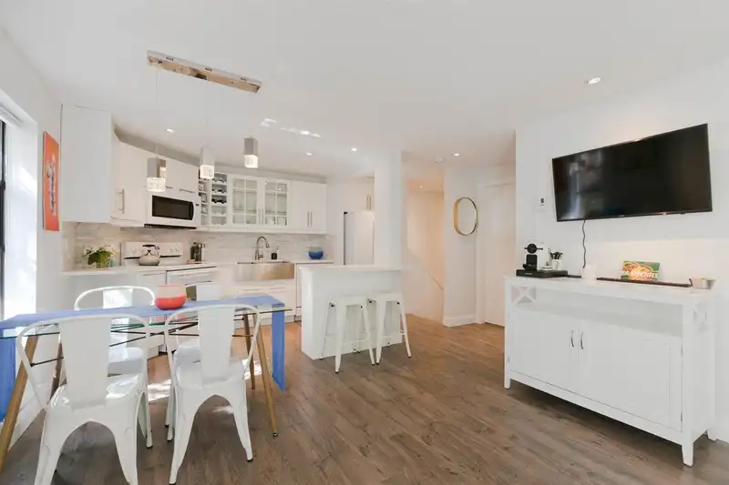 104 936 BUTE STREET - photo 2 of 16