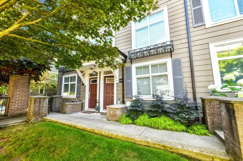 44 15833 26 AVENUE - photo 1 of 30