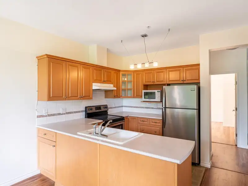 207 5280 OAKMOUNT CRESCENT - photo 2 of 19
