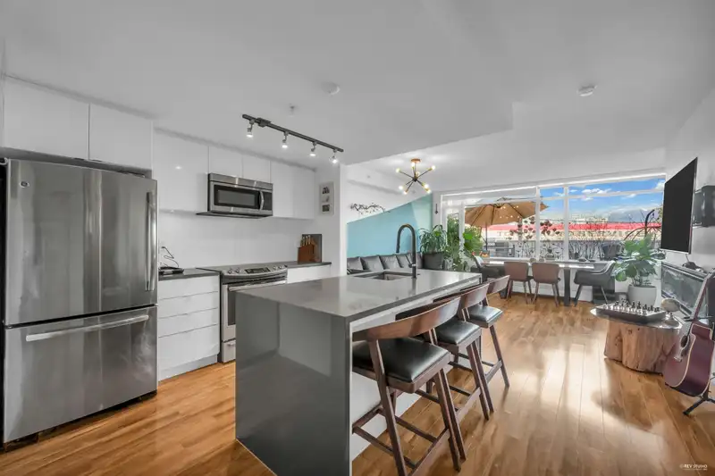 219 289 E 6TH AVENUE - photo 1 of 33